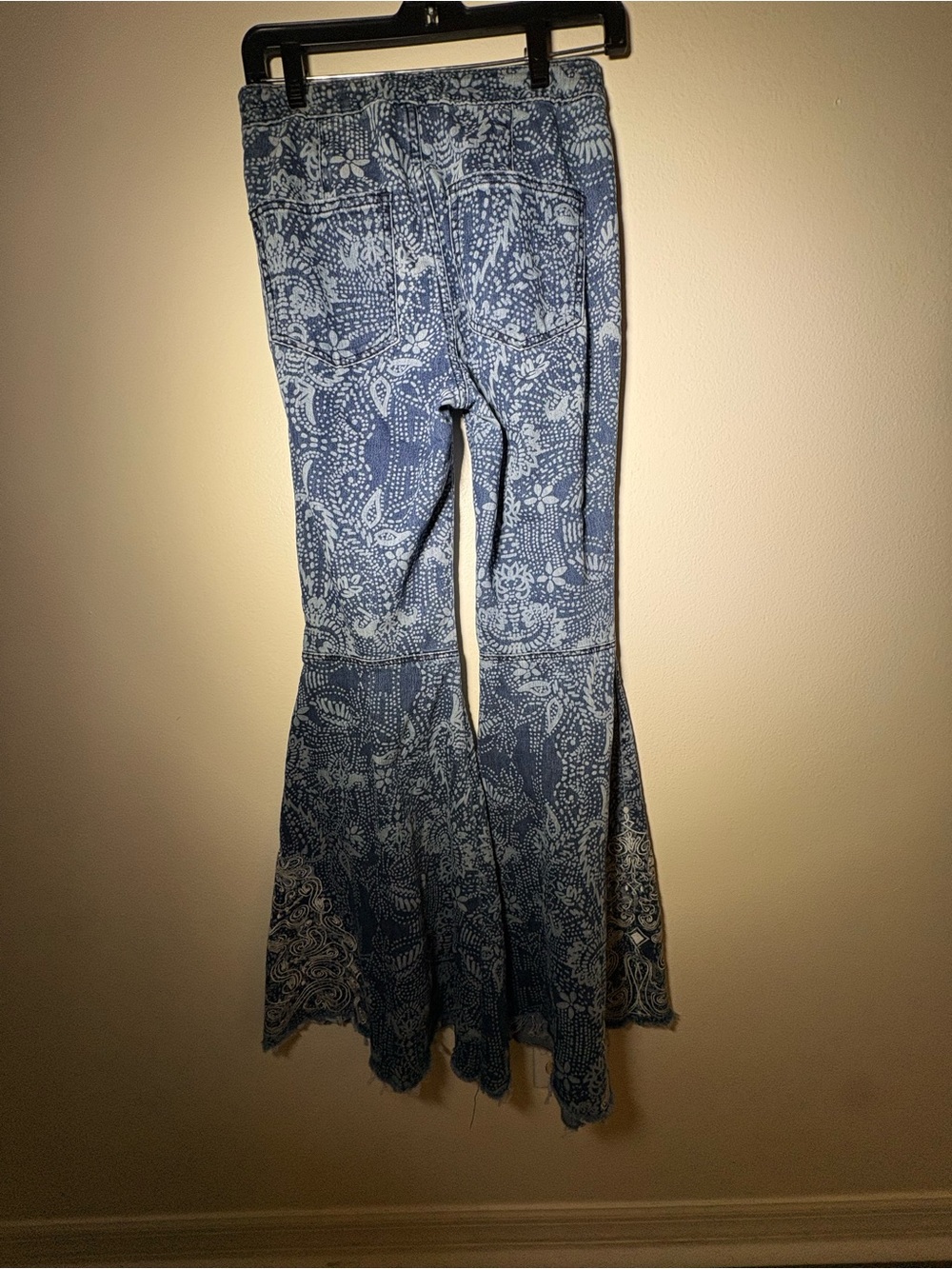 Free People Just Float On Flare Jeans 25 Paisley Embroidered Bell Bottom Boho - Picture 10 of 14